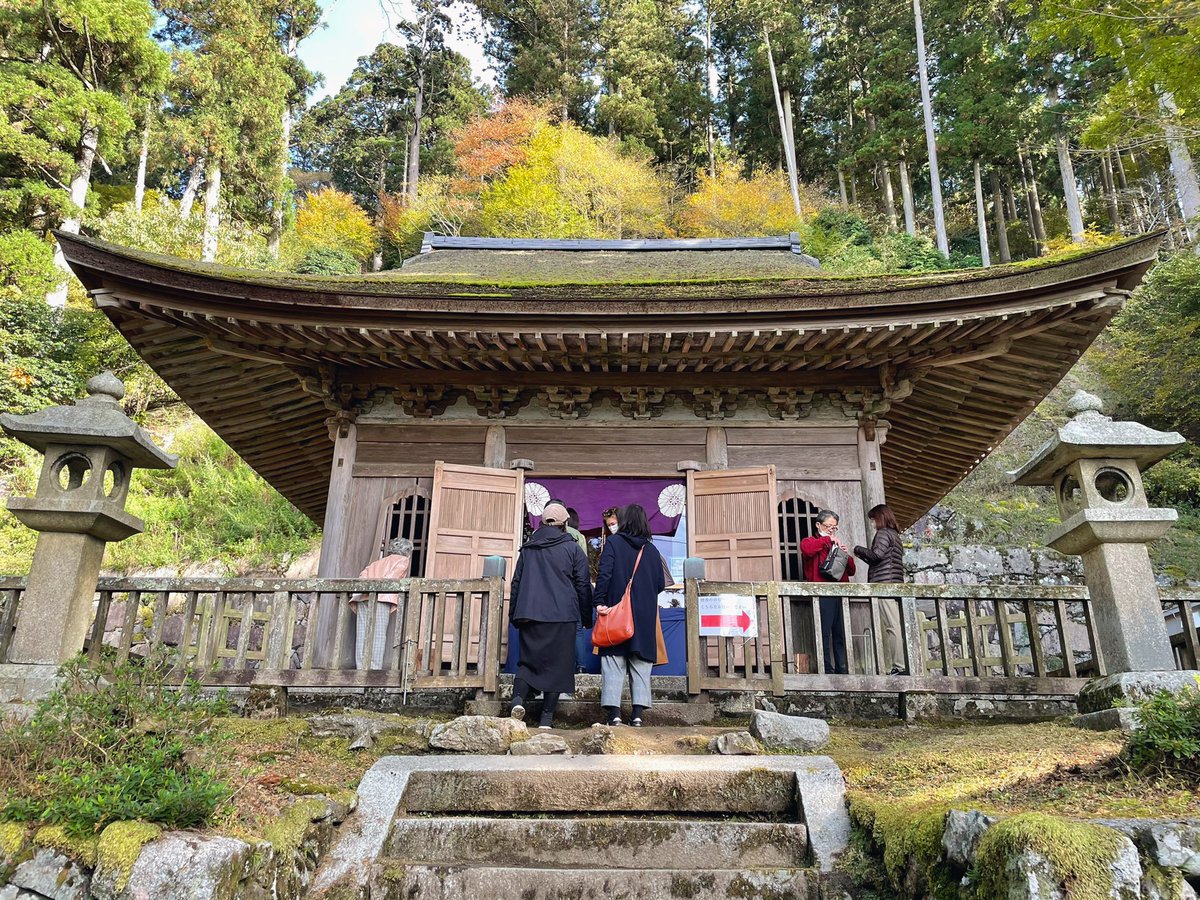 iedaV2's tweet photo. #比叡山 #延暦寺 の瑠璃堂の仏様が「初公開！」ということだったので観てきた

信長の焼き討ちで、唯一逃れた建物らしく、古さ��まってた

お焼香、お賽銭に伸びてるこの紐が、仏様の手元と繋がってるのがハッキリと見えました！笑

つながってる…(੭ˊ꒳​ˋ)੭✨✨✨ https://t.co/Qt976O4bVA