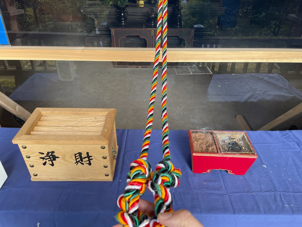 iedaV2's tweet photo. #比叡山 #延暦寺 の瑠璃堂の仏様が「初公開！」ということだったので観てきた

信長の焼き討ちで、唯一逃れた建物らしく、古さ��まってた

お焼香、お賽銭に伸びてるこの紐が、仏様の手元と繋がってるのがハッキリと見えました！笑

つながってる…(੭ˊ꒳​ˋ)੭✨✨✨ https://t.co/Qt976O4bVA