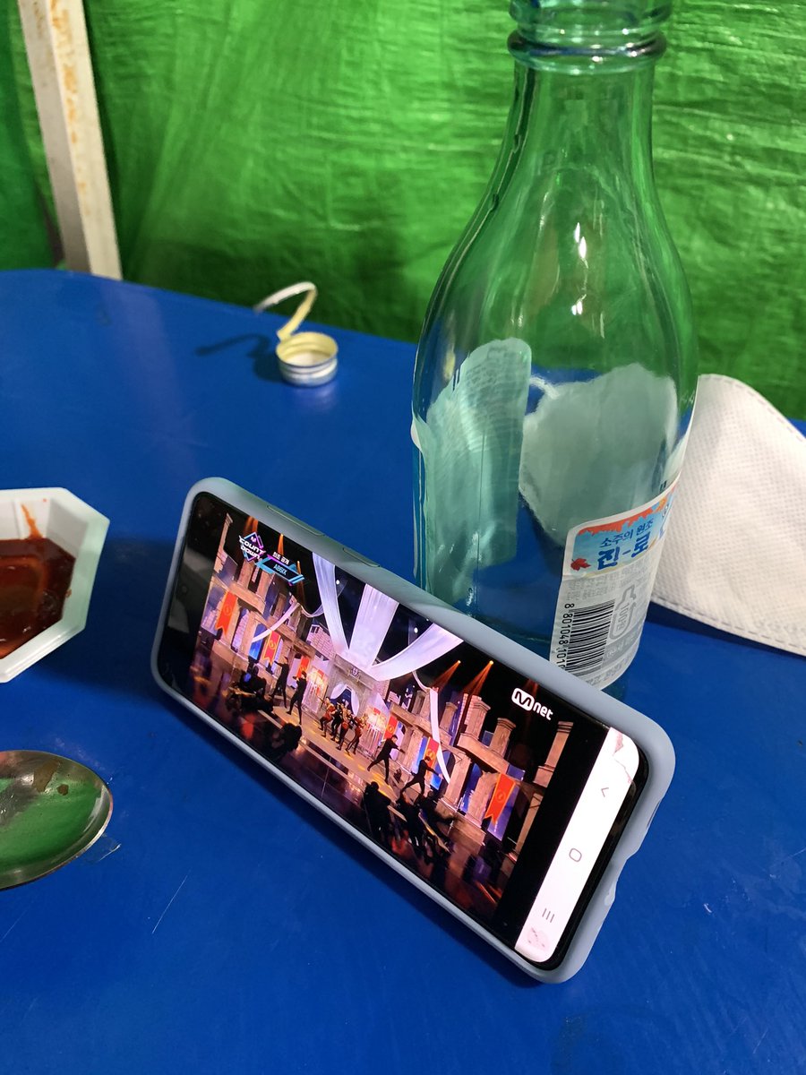 norwTmsk's tweet photo. 먹다남은 진로와 함께한 엡식 무대... 포차가 라이브장이 되어버린 순간 아줌마 소주 한병 추가요@_@ 추가주문사유 : 우리 아들들이 너무 잘해서 영상을 끊고 집에 갈 수가 없어요 살룻!!! https://t.co/VTk1TTbppM