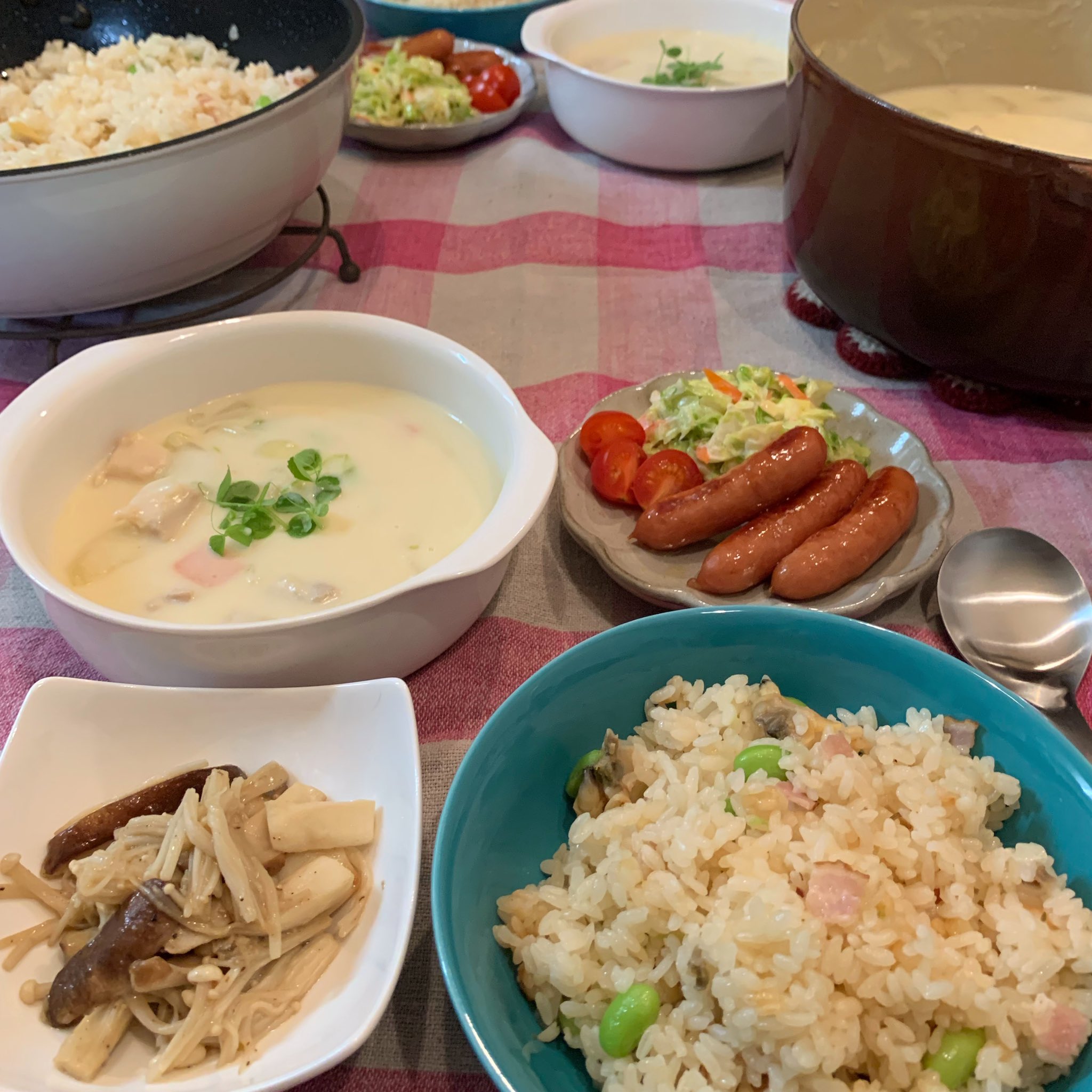 Yunaさんのツイート 2020 11 5 よるごはん チキンクリームシチュー ベーコンとあさりのピラフ きのこのバターソテー コールスローサラダ ソーセージ よるごはん 夜ご飯 献立 おうちごはん 家ごはん 夜ごはん 料理記録