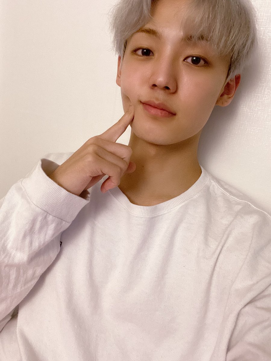 official_ACE7's tweet photo. [#에이스_찬]

오늘도 보고 싶은 초이를 생각하며 침대 셀카 같지��� 않지만 침대 셀카를 찍어봤어요
너무너무 보고 싶고, 너무너무 사랑해요💙

#ACE #에이스 #CHOICE #초이스
#보고싶다 #초이스 #사랑한다 #초이스 #❤️

P.S. 투표도 많이 참여해 주세요!!😝 https://t.co/yb1xDQXbPG