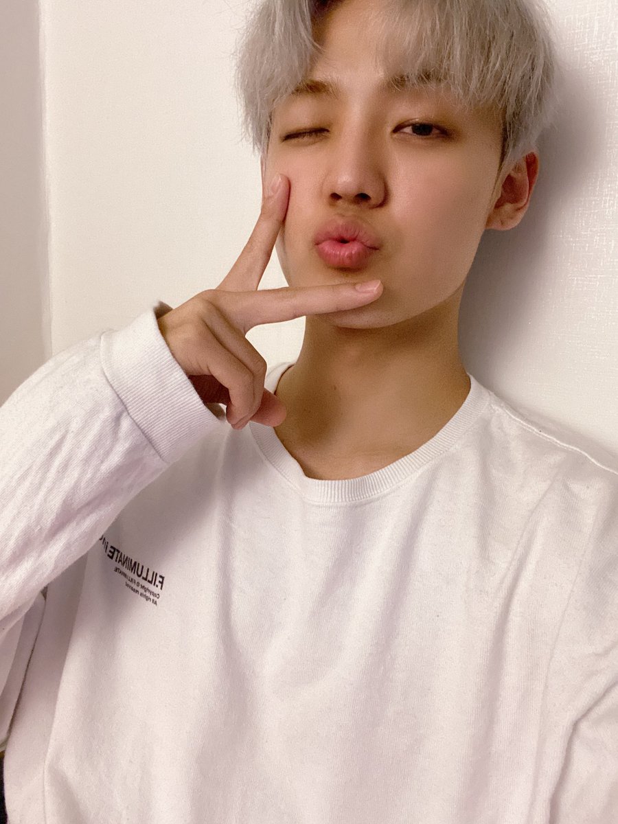 official_ACE7's tweet photo. [#에이스_찬]

오늘도 보고 싶은 초이를 생각하며 침대 셀카 같지��� 않지만 침대 셀카를 찍어봤어요
너무너무 보고 싶고, 너무너무 사랑해요💙

#ACE #에이스 #CHOICE #초이스
#보고싶다 #초이스 #사랑한다 #초이스 #❤️

P.S. 투표도 많이 참여해 주세요!!😝 https://t.co/yb1xDQXbPG