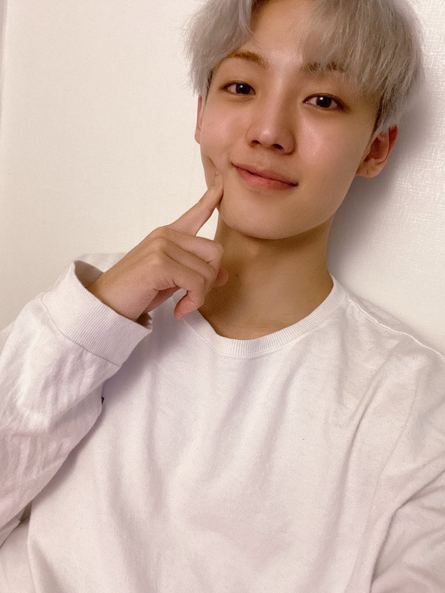 official_ACE7's tweet photo. [#에이스_찬]

오늘도 보고 싶은 초이를 생각하며 침대 셀카 같지��� 않지만 침대 셀카를 찍어봤어요
너무너무 보고 싶고, 너무너무 사랑해요💙

#ACE #에이스 #CHOICE #초이스
#보고싶다 #초이스 #사랑한다 #초이스 #❤️

P.S. 투표도 많이 참여해 주세요!!😝 https://t.co/yb1xDQXbPG