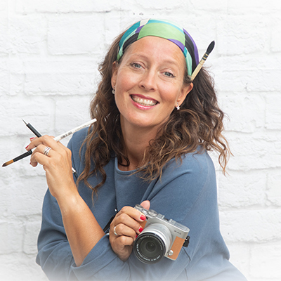 A final week of hello to swan artist Pictoria Victoria. Her usual commissions are pets &amp; creatures, watercolour &amp; ink…
Victoria produces art, photography and illustration and teaches mindful modern calligraphy at Patreon.com/Pictoria.