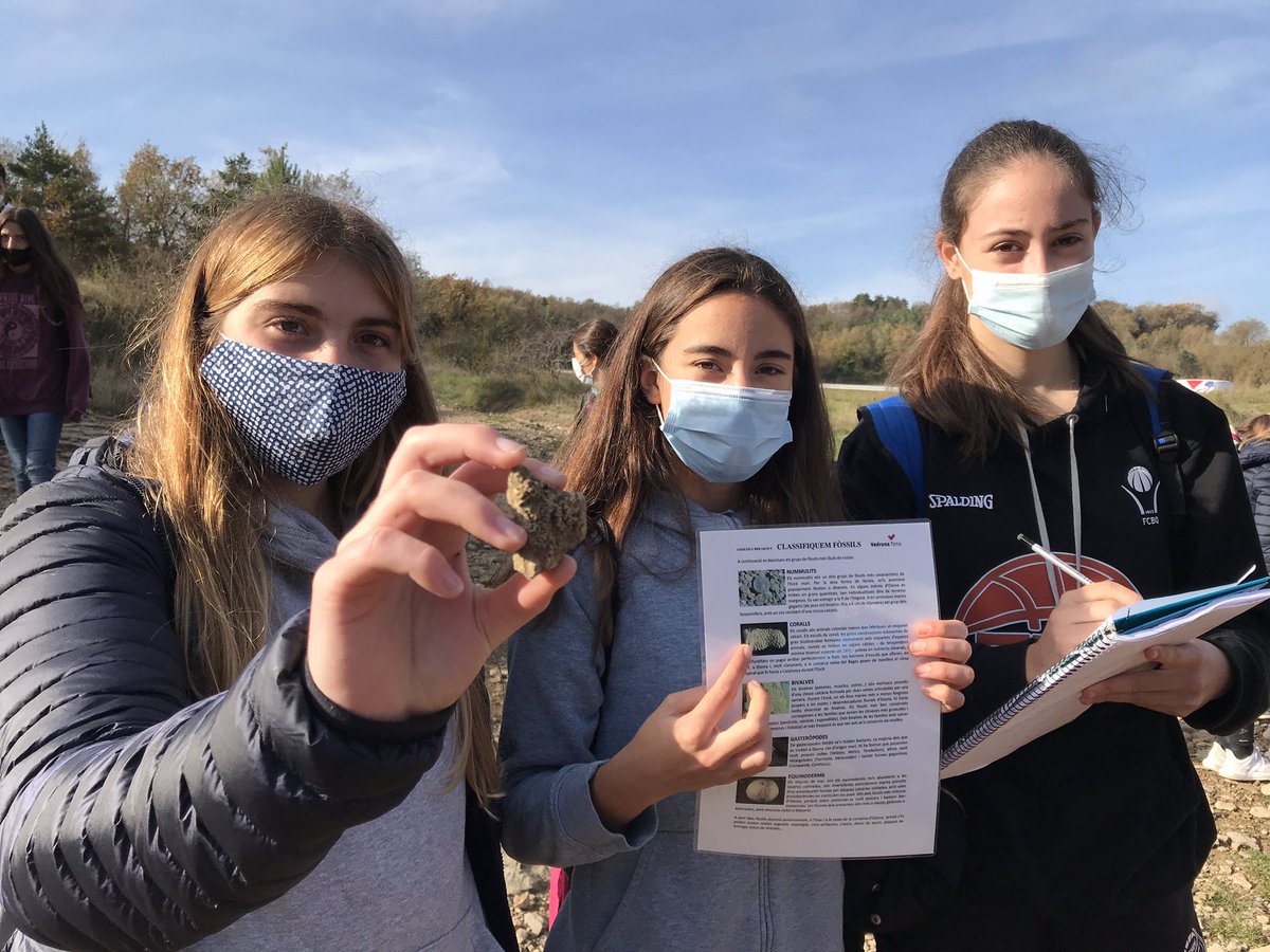VedrunaTona's tweet photo. OBJECTIU: ROC GROS!⛰
Dins el projecte Geology Breakout, els alumnes de 2n d’ESO han fet una matinal fins el Roc Gros per treballar diferents continguts de geologia.
Hem portat la classe a la natura!
#GeologyBreakout #ProjectesEVT #Geologia #Osona #2nESO #EscolaSegura https://t.co/CK9nIAvmsQ