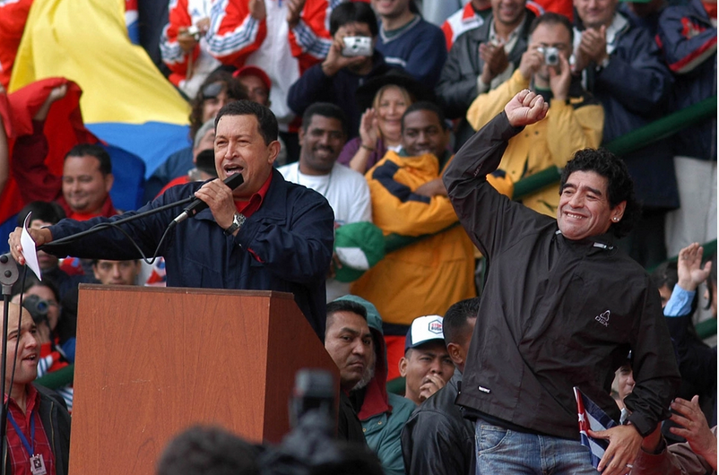 DeFrenteOK's tweet photo. Entre ovaciones, Chávez habló dos horas y llamó a su lado a Maradona y a Evo Morales. "Los argentinos tenemos dignidad. Echemos a Bush" gritó el 10. "ALCA, ALCA, ALCA, al carajo. ¿Quién enterró el ALCA? Los pueblos de América"
https://t.co/8KAUnKrP9V https://t.co/US3L7pbI8Z