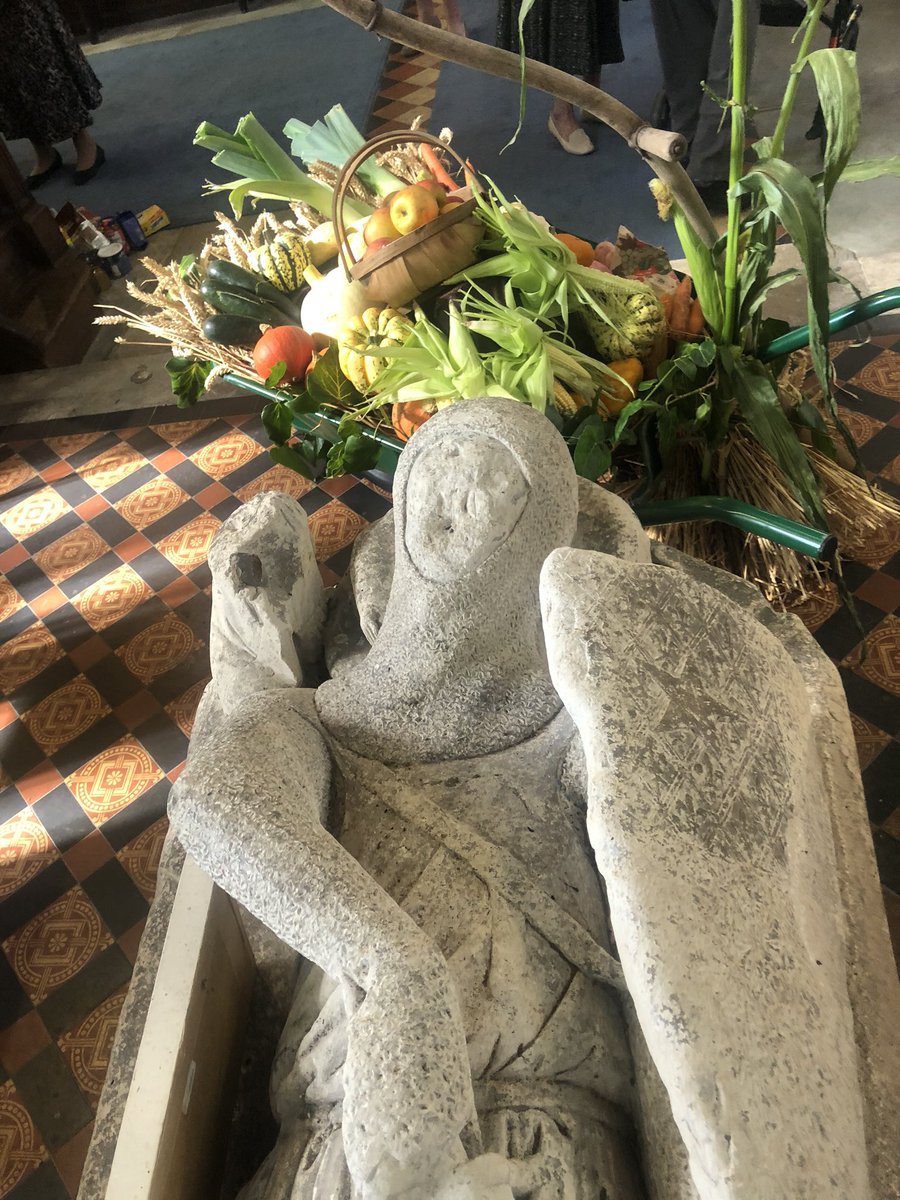 RachelsTales's tweet photo. The wonderful effigy of Robert de Vere in St Mary’s church, Hatfield Broad Oak. The detail on his shield is incredible. And also sewn into a lovely kneeler 😍 #essexchurches #tombs https://t.co/kz8GLpPCfz