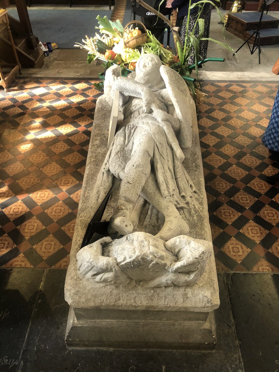 RachelsTales's tweet photo. The wonderful effigy of Robert de Vere in St Mary’s church, Hatfield Broad Oak. The detail on his shield is incredible. And also sewn into a lovely kneeler 😍 #essexchurches #tombs https://t.co/kz8GLpPCfz