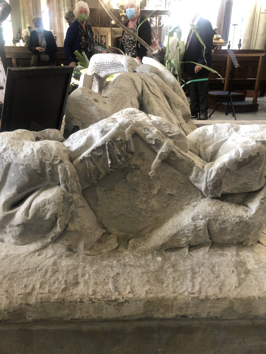 RachelsTales's tweet photo. The wonderful effigy of Robert de Vere in St Mary’s church, Hatfield Broad Oak. The detail on his shield is incredible. And also sewn into a lovely kneeler 😍 #essexchurches #tombs https://t.co/kz8GLpPCfz