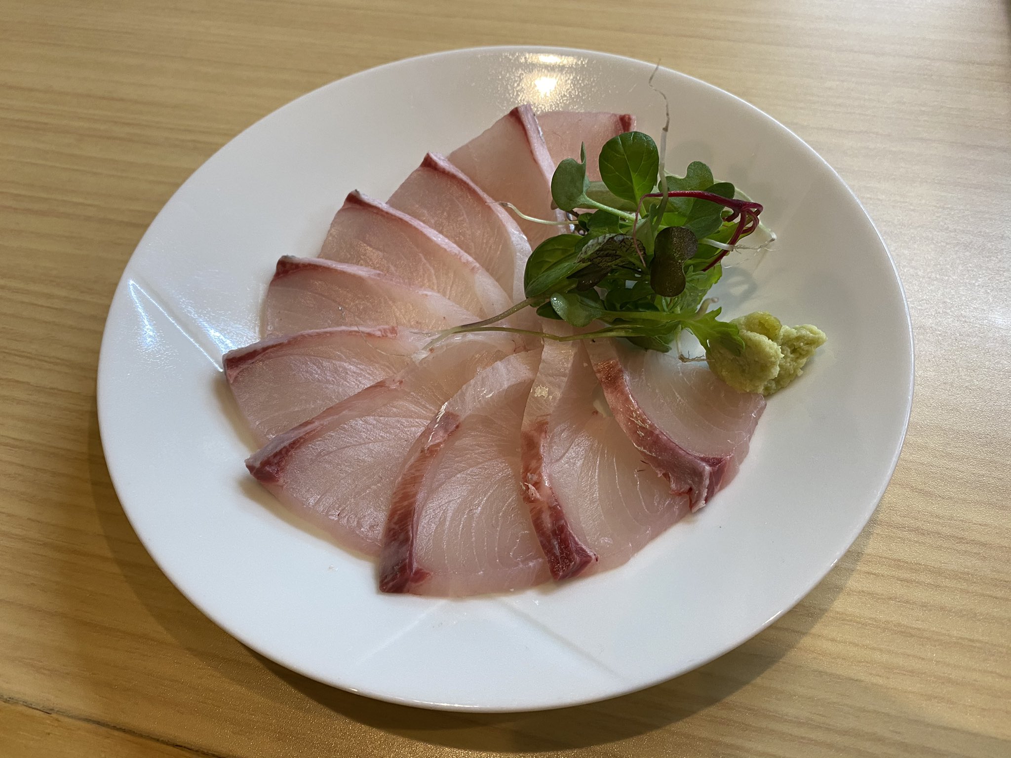 H Hirose 浪人鯵のお刺身 近所の居酒屋さんで 正にロウニンアジ いわゆるジャイアントトレバリーのお刺身 鯵と言うよりヒラマサに近い味わい Gt 浪人鯵 ロウニンアジ 刺身 釣魚料理 T Co 7ft6n2ft4s Twitter