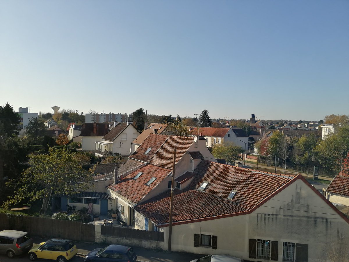 TeamLH76's tweet photo. #Le76DeMaFenetre
Il faut regarder loin loin à l'horizon, environ 200km, et vous verrez le 76. Si si je vous jure, je devine les 2 cheminées de la centrale EDF du Havre 😁😉 #TeamExpat https://t.co/C68B7hmWEk