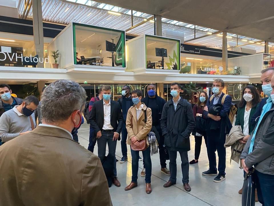 ecoledeguerre's tweet photo. 14 officiers sont allés à la rencontre d’entrepreneurs de la @joinstationf. Après la visite du site, ils ont ensemble réfléchi à l’élaboration d’un narratif de présentation synthétique de projet (#pitch), stimulant ainsi leur capacité de synthèse, d’organisation et d’adaptation. https://t.co/yFhe9QuMsJ