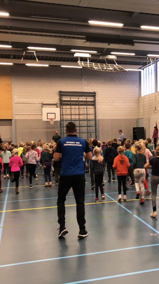 BSC_Tim's tweet image. Vanochtend opening/start van het B-fit programma gehad op de @Bernulphus. De kinderen, juffen en meesters mochten de hele dag in sportkleding naar school. @goedinbewegen @Gem_Renkum