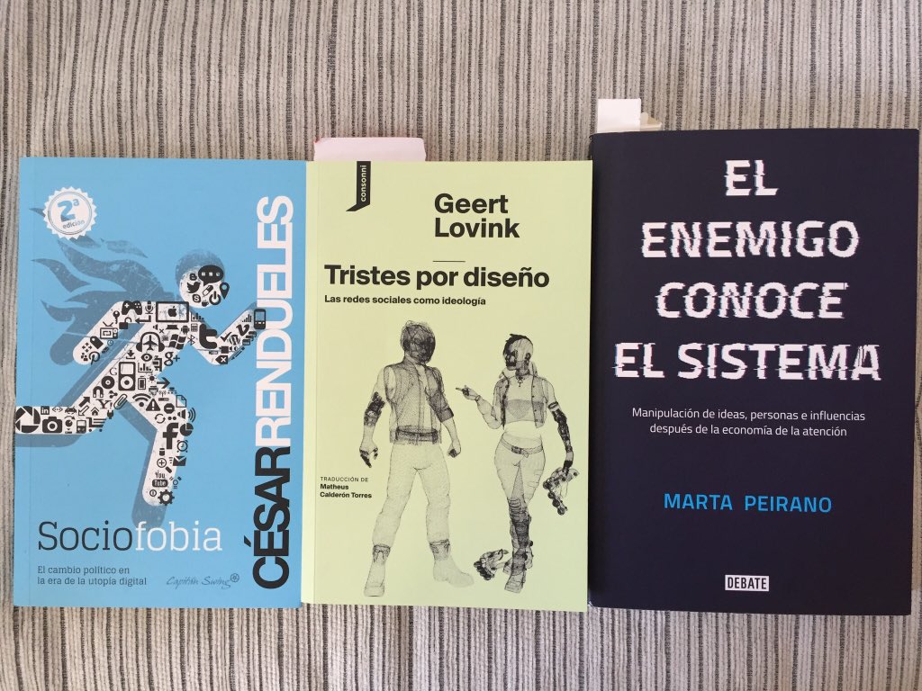 pabloangulo's tweet photo. Para ayudar a entender (formarse opinión y tener criterio) asuntos como #tecnología #digital #internet #RedesSociales he propuesto a un grupo de amigas estos libros, de @minipetite @crendueles y @glovink https://t.co/muJjsS0buq