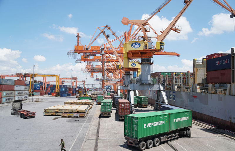 Hanoitimes2's tweet photo. Vietnam customs revenue down by nearly 15% in Jan-Oct #Vietnam #customsRevenue #exports #imports #GDVC #trade #Covid19
https://t.co/FED21BdXjJ https://t.co/9JVSl1MwUF