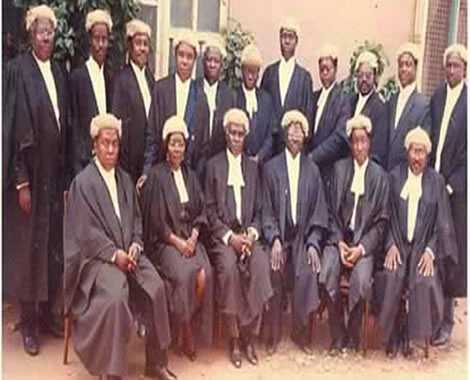 Can you identify @NAkufoAddo in this picture? Here he was in July 1971 after he qualified as lawyer from the UK's apprenteship system & was called to the English bar. Before this, he'd obtained his degree in Economics from UG in 1964.

He was called to the Ghana Bar in July 1975.