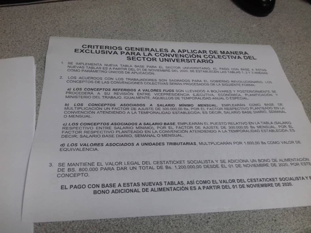 fcobongiorno's tweet photo. El régimen violador de los DDHH entre gallos y media noche, bajo cuerda ajusto el miserable sueldo a los trabajadores universitarios hoy #05Nov 1/2 https://t.co/dXZJ8yzht0