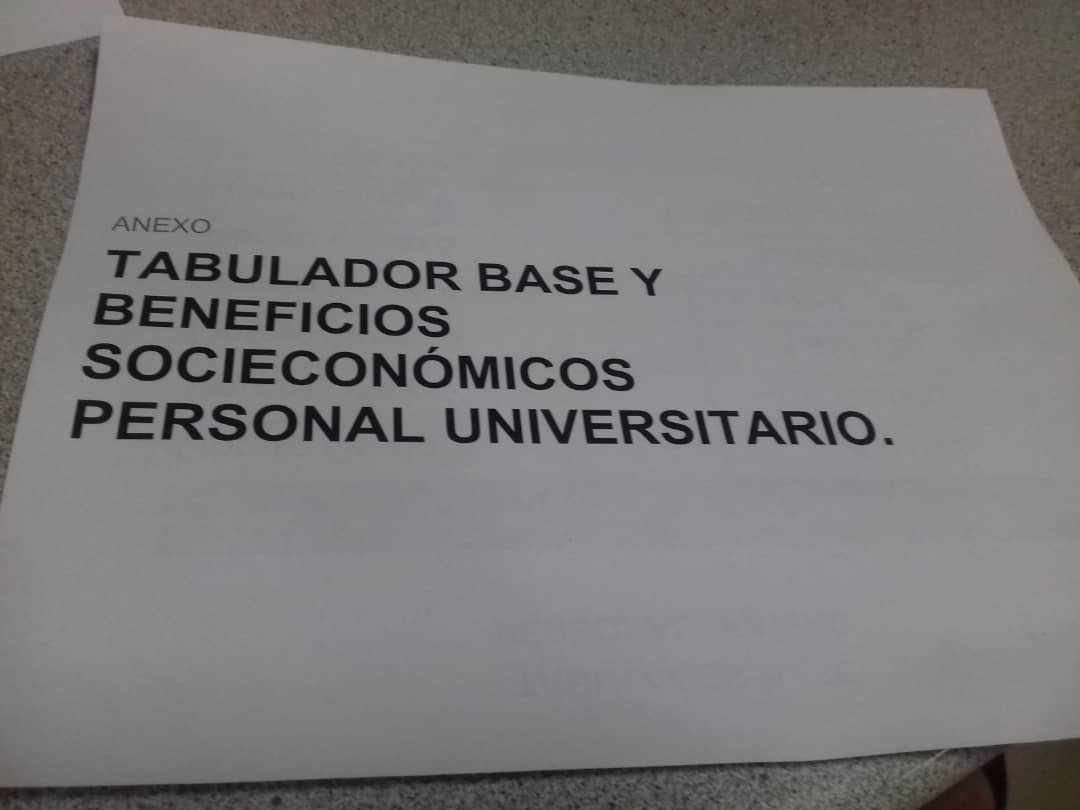 fcobongiorno's tweet photo. El régimen violador de los DDHH entre gallos y media noche, bajo cuerda ajusto el miserable sueldo a los trabajadores universitarios hoy #05Nov 1/2 https://t.co/dXZJ8yzht0