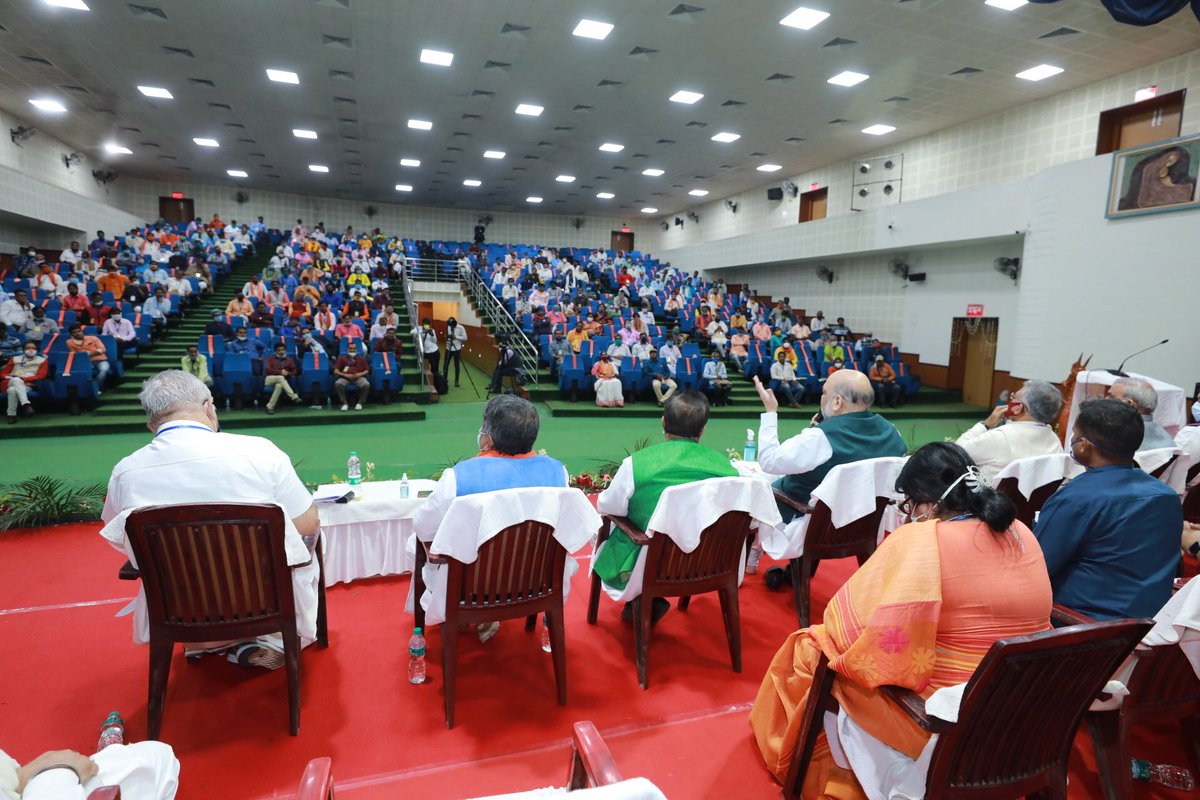 AmitShah's tweet photo. Addressed the 'Samajik Samuh Samwad' in Bankura, West Bengal.

Guided by the principles of Antyodaya, BJP under the leadership of PM @narendramodi ji will leave no stone unturned to bring prosperity and positive changes in the lives of poor and downtrodden of Bengal. https://t.co/vr9s5zmMLY