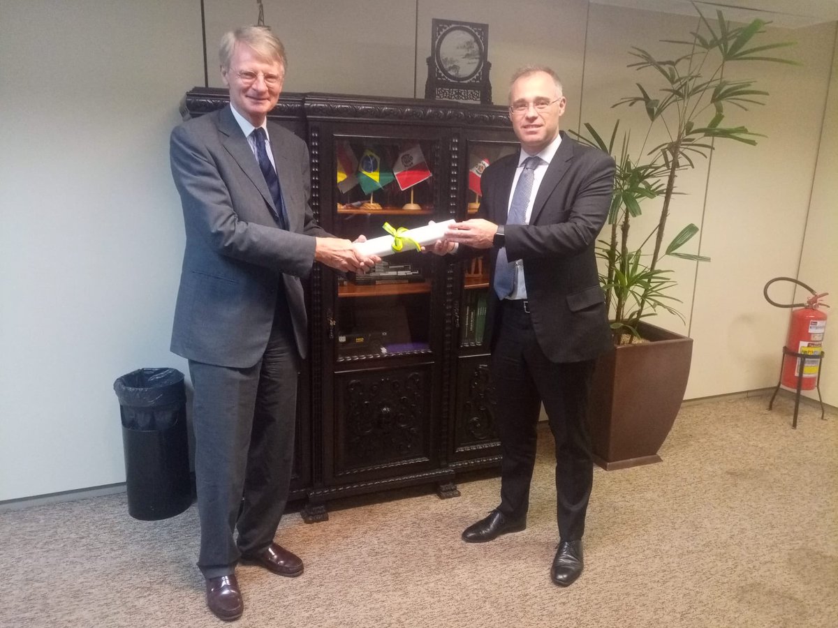 Brazil &amp; NL work together on a more safe and secure world. Yesterday Dutch Ambassador Kees van Rij met with Brazilian Minister of Justice and Public Security André Mendonça. 
📷 🇳🇱 Ambassador receives old pictures of Brazil from 🇧🇷 Minister. #holandanobrasil #securitycooperation