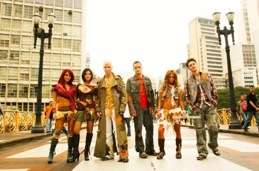 RBDmaniacosFC's tweet photo. Eitaa que amanhã tem música nova da @DulceMaria e no final does tem música nova do RBD. Que mês amigos, que mês ♥️ https://t.co/0ITy9D2CpT