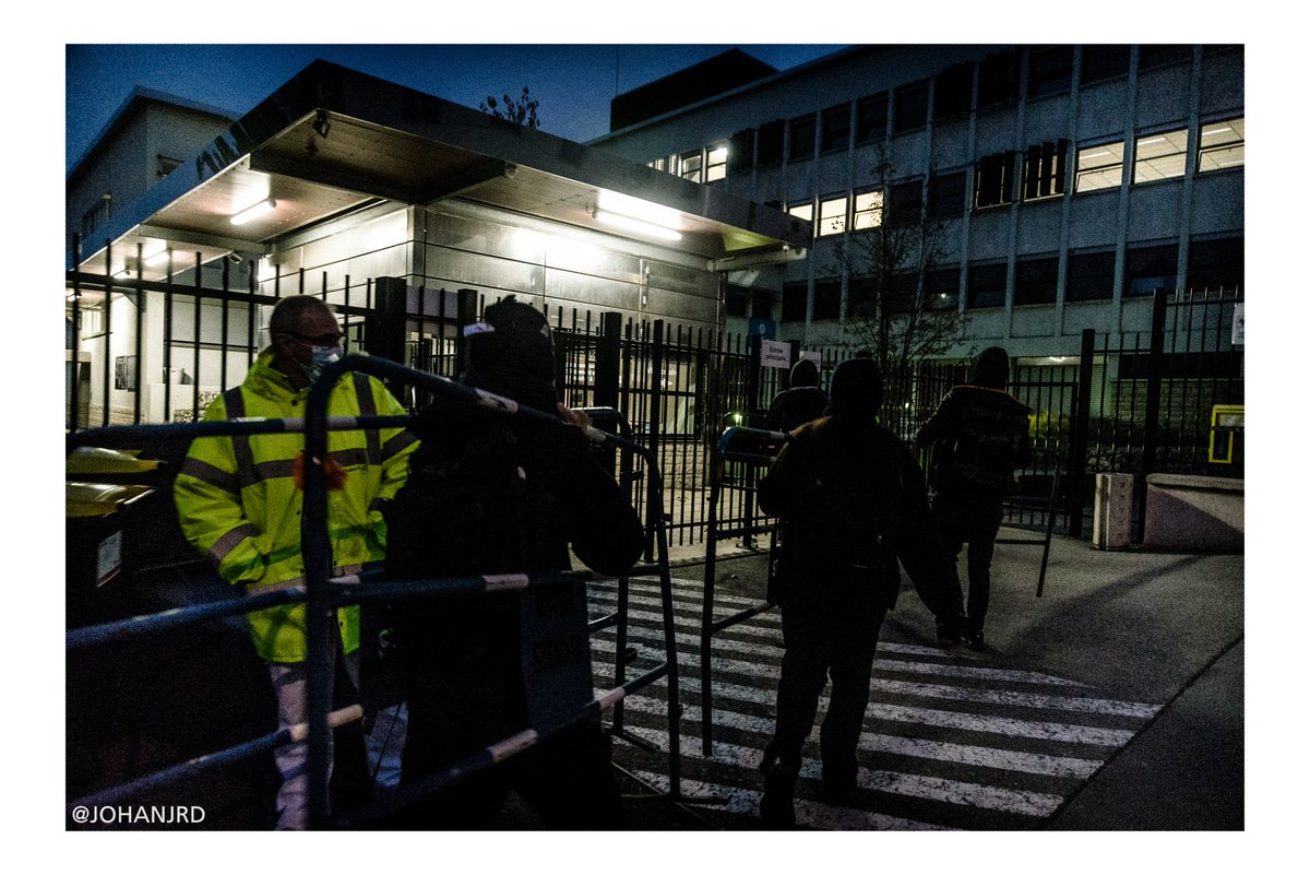 Rendez-vous était donné à 6h30, non loin du lycée. Après s'être défini différents rôles, les  http://bloqueu.r.se&nbsp;.s récupèrent poubelles et barrières de chantier pour bloquer leur lycée. #blocus  #BlocagesLycees  #lycee  #COVID19