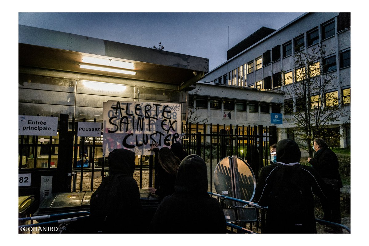 Rendez-vous était donné à 6h30, non loin du lycée. Après s'être défini différents rôles, les  http://bloqueu.r.se&nbsp;.s récupèrent poubelles et barrières de chantier pour bloquer leur lycée. #blocus  #BlocagesLycees  #lycee  #COVID19