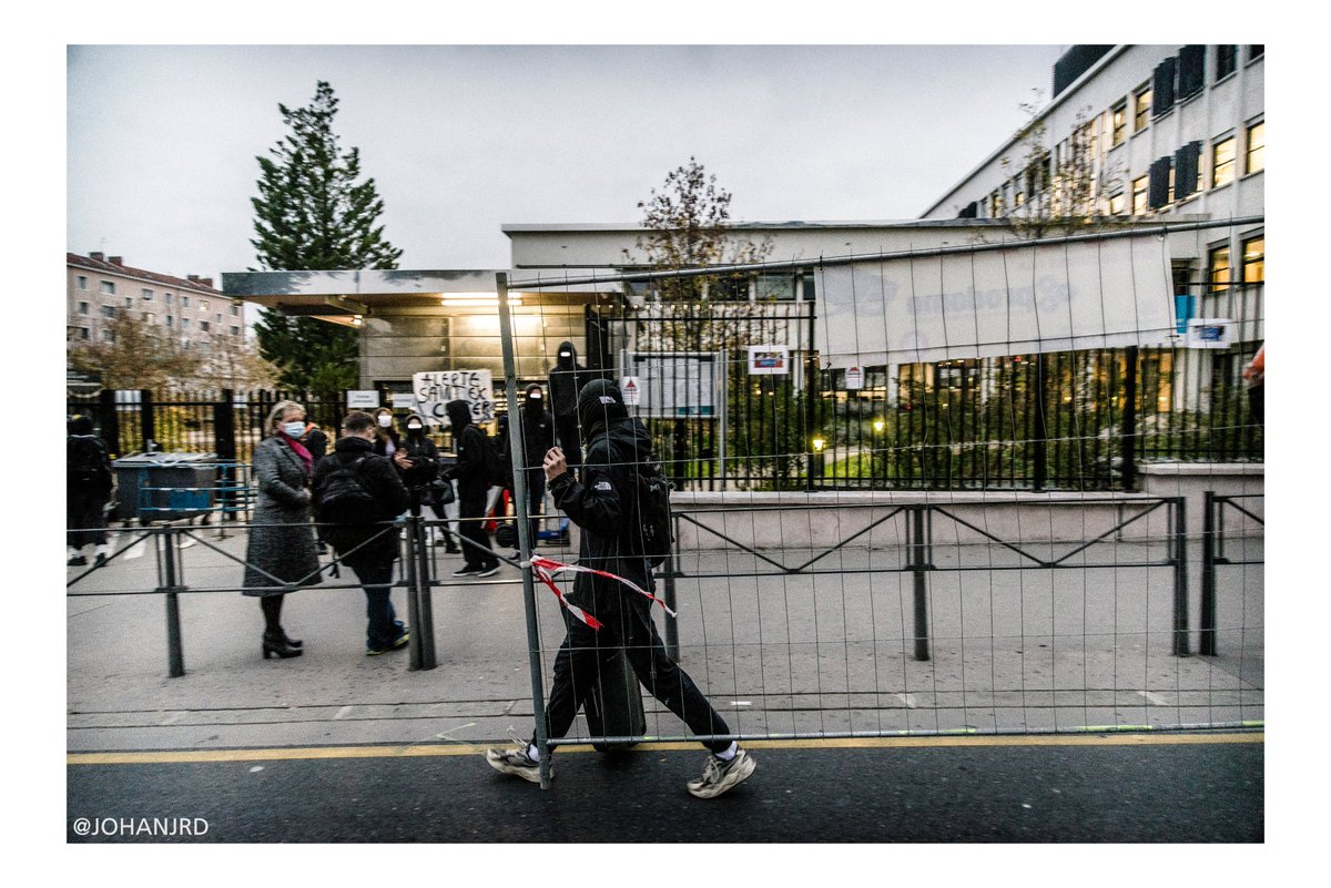Rendez-vous était donné à 6h30, non loin du lycée. Après s'être défini différents rôles, les  http://bloqueu.r.se&nbsp;.s récupèrent poubelles et barrières de chantier pour bloquer leur lycée. #blocus  #BlocagesLycees  #lycee  #COVID19