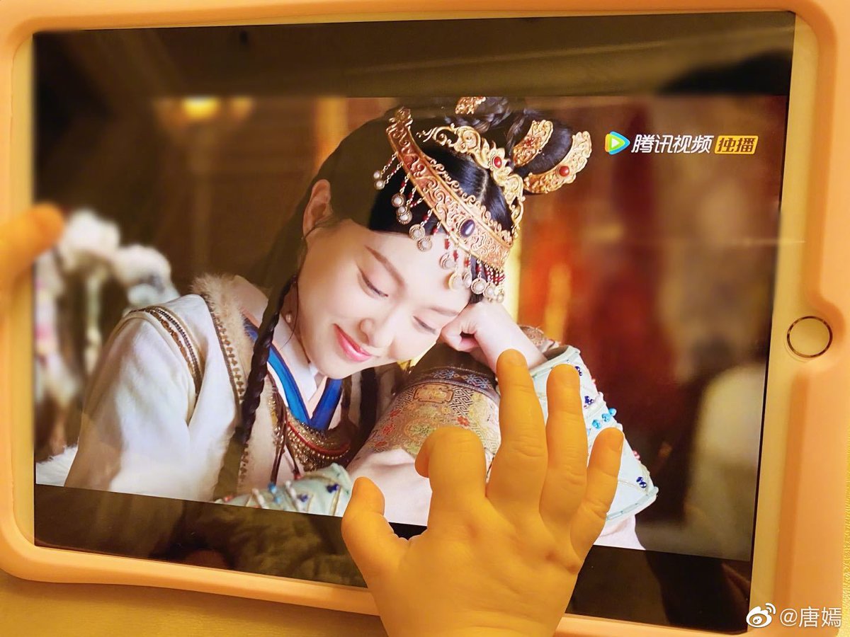 TrendingWeibo's tweet photo. #Trending! #TangYan shares precious photo of her daughter watching drama #TheLegendofXiaoChuo: "My darling said 👌, but you're too young, you can't watch yet!"

#TiffanyTang #唐嫣 #燕云台 https://t.co/7AXeToJmPy