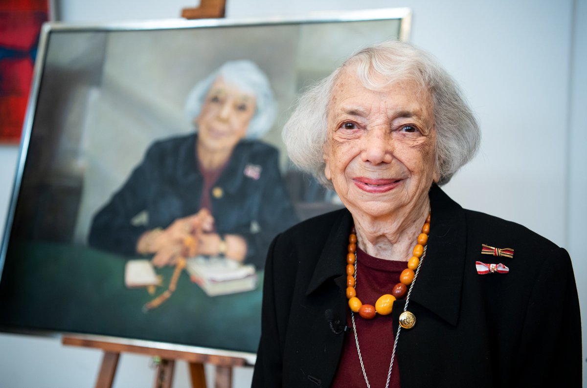 Eine ganz besondere Berlinerin feiert heute einen ganz besonderen Geburtstag: Margot #Friedländer, Ehrenbürgerin seit 2018, wird 99 Jahre alt. Berlin ist ihr zu tiefstem Dank verpflichtet und gratuliert von Herzen! 💐

➡️ berlin.de/rbmskzl/aktuel…