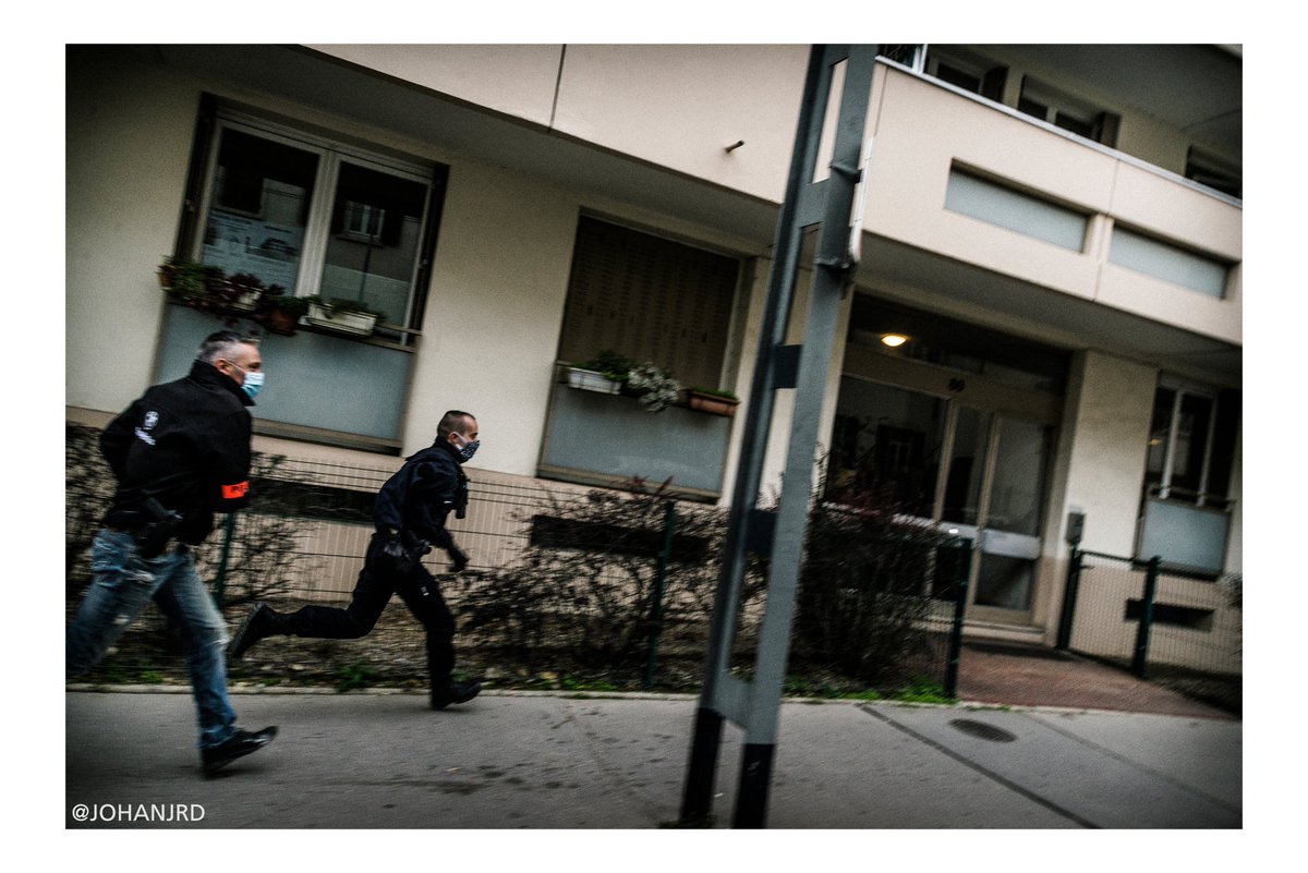 Les  http://xn--lycen-dsa.nelycéen.ne&nbsp;.s se regroupent plus haut dans la rue, quelques tags et lancer de bouteilles lanceront la bac dans une chasse à travers les rues de la Croix-rousse. #blocus  #BlocagesLycees  #lycee  #COVID19
