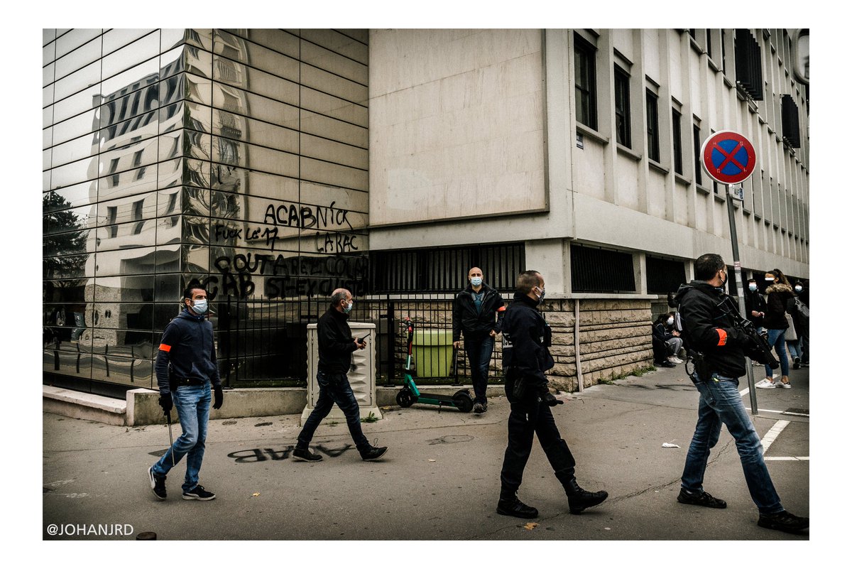 Les  http://xn--lycen-dsa.nelycéen.ne&nbsp;.s se regroupent plus haut dans la rue, quelques tags et lancer de bouteilles lanceront la bac dans une chasse à travers les rues de la Croix-rousse. #blocus  #BlocagesLycees  #lycee  #COVID19
