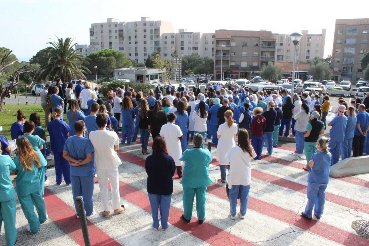 Aujourd'hui, la communauté hospitalière du <a href="/CHBastia/">Centre Hospitalier de Bastia</a> a rendu hommage à notre collègue infirmière Joelle FERRICELLI décédée de la COVID-19. Une minute de silence sur le parvis de l'hôpital pour cette soignante qui restera dans le cœur de tous.