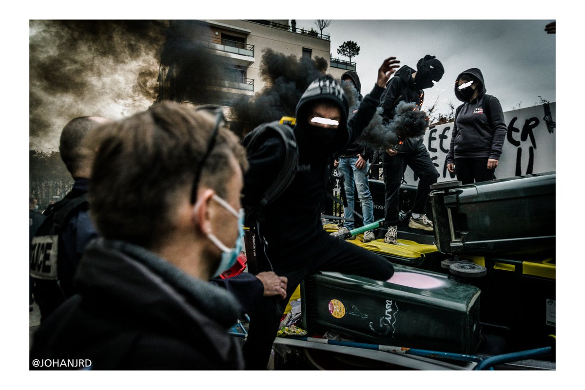 Les policiers (principalement membres de la bac) utiliseront la force sur les  http://xn--lycen-dsa.nelycéen.ne&nbsp;.s pour leur faire quitter leurs quelques poubelles. Plusieurs seront dangereusement déséquilibré.e.s alors qu'iels étaient en hauteur. #blocus  #BlocagesLycees  #lycee  #COVID19