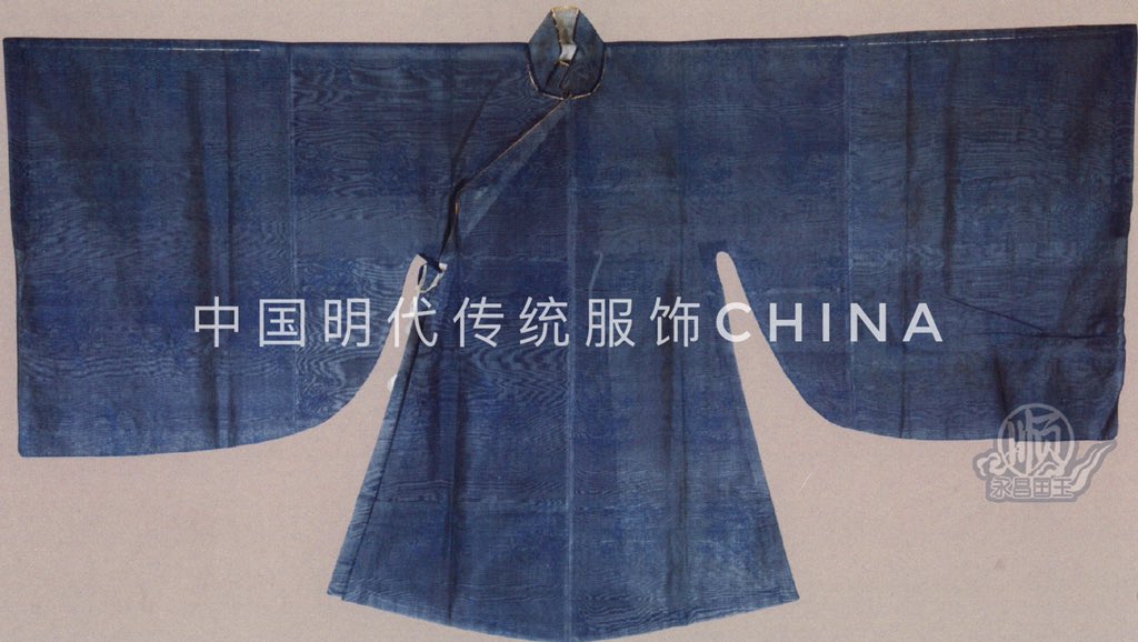 ZhouzhouFox's tweet photo. #hanfu_challenge
#汉服挑战 
#漢服チャレンジ 

The traditional costume from Ming Dynasty of China.

中国・明・(17世紀)・漢民族女性服装と髪型

공부문물(孔府文物) 파란색 겹옷, 어두운 꽃 문양이 있는 사(纱)로 만든다. https://t.co/eracRkZRrZ