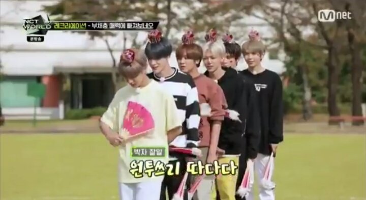 อินจุนดูตัวเร้กตัวเร่กมากจริงๆ ในจอเหมือนสูงแค่150อะ555555555 อาจจะเพราะอยู่กับเพื่อนที่ตัวใหญ่กว่ามากด้วยมั้ยนะ แล้วบวกกับตัวเองไหล่เล็กๆอีก ยิ่งดูตัวเล็กไปกันใหญ่ เหมือนสูง150ทั้งที่ตัวจริงสูง171นะ555555555555