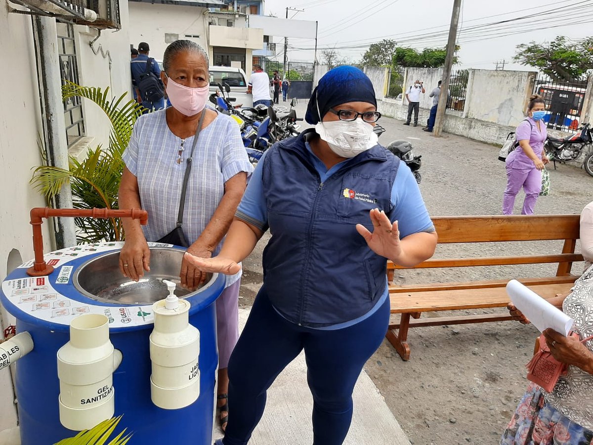 SaludImbabura's tweet photo. #Esmeraldas | Con el fin de motivar a los usuarios que visitan el centro de salud Número 1, para que se realicen un correcto lavado de manos en tiempo de pandemia, los profesionales de esta casa de salud realizan charla demostrativa,  #SomosSalud  #EsteVirusLoParamosJuntos https://t.co/KpNOaceUP9