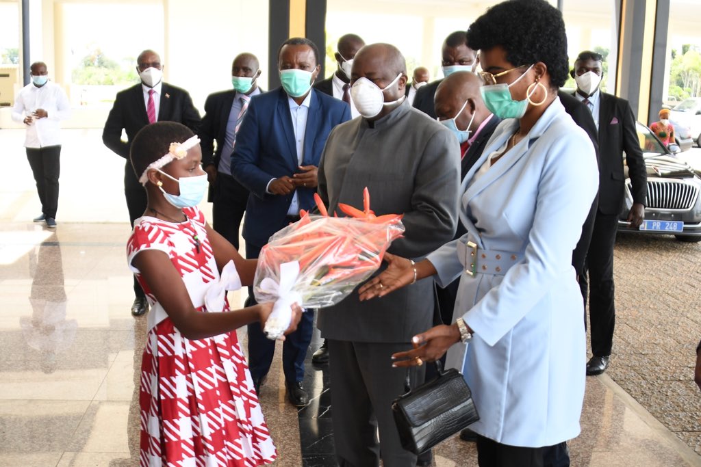 #Burundi Umukuru w'Igihugu Nyenicubahiro <a href="/GeneralNeva/">SE Evariste Ndayishimiye</a> n'Umutambukanyi wiwe <a href="/Burundi1stLady/">Angeline Ndayishimiye Ndayubaha</a>, co kimwe n'abo bari kumwe mu rugendo arimwo mu gihugu ca #GuineeEquatoriale, inyuma y'umutaga, niho bashika mu gisagara ca #Djibloho, ahari inyubakwa yo kwakira ingenzi bita "Grand Hôtel"