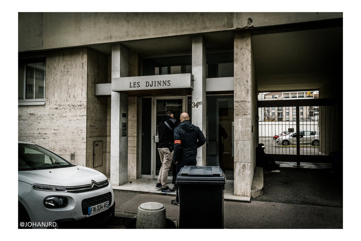 Les  http://xn--lycen-dsa.nelycéen.ne&nbsp;.s se regroupent plus haut dans la rue, quelques tags et lancer de bouteilles lanceront la bac dans une chasse à travers les rues de la Croix-rousse. #blocus  #BlocagesLycees  #lycee  #COVID19