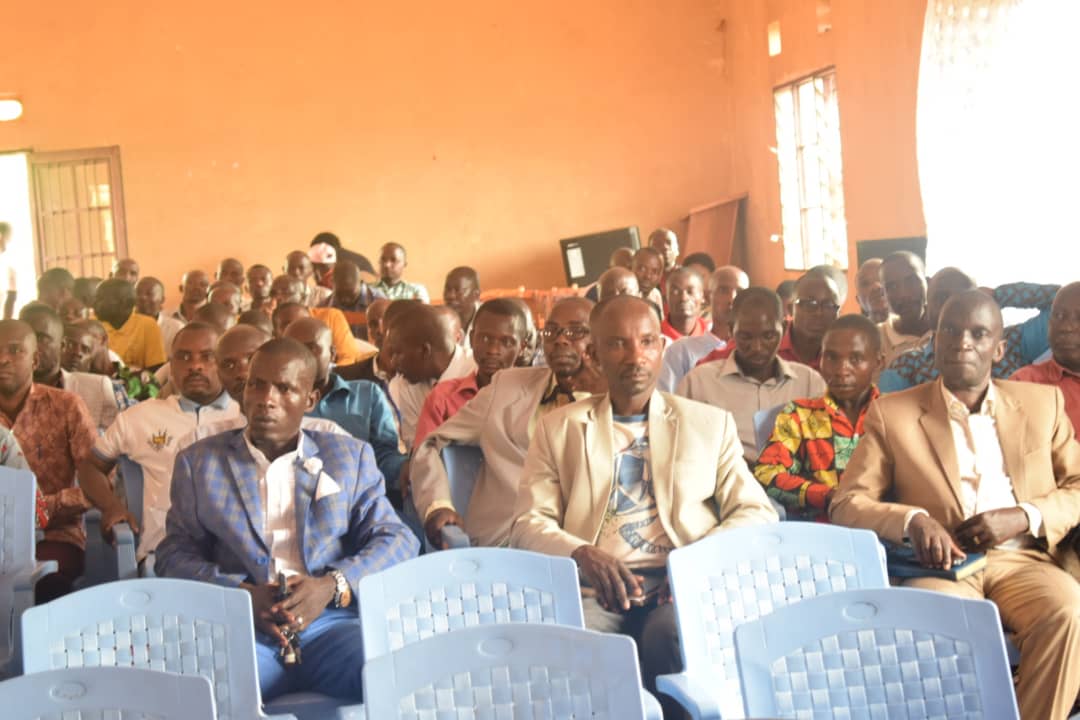 #Burundi nasavye ko ikibazo c'indero cokurikiranwa Kuko intara ya @BujumburaProv iri mu za nyuma mu ndero, ari nayo mpamvu nasavye ko abavyeyi, abarezi bosubira kwitaho indero y'urwaruka, rukitaho ivyirwa. Ntirusamazwe n'uburovyi, ndanasaba ko bokingira ikiyaga, n'ibidukikije.