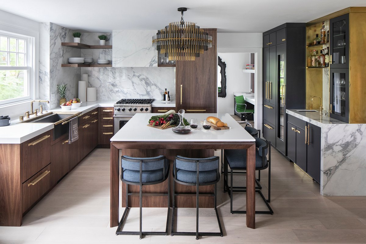 HendelHomes's tweet photo. Breathtaking modern kitchen with all the amenities and functionality.  This luxury kitchen even has a brass custom bar for entertaining on the right. @hendelhomes @martinpatrick3 
.
.
.

#hendel #hendelhomes #twincitiesbuilder #wayzatabuilder #customhomes #mnbuilder https://t.co/fOmVNfEcPL