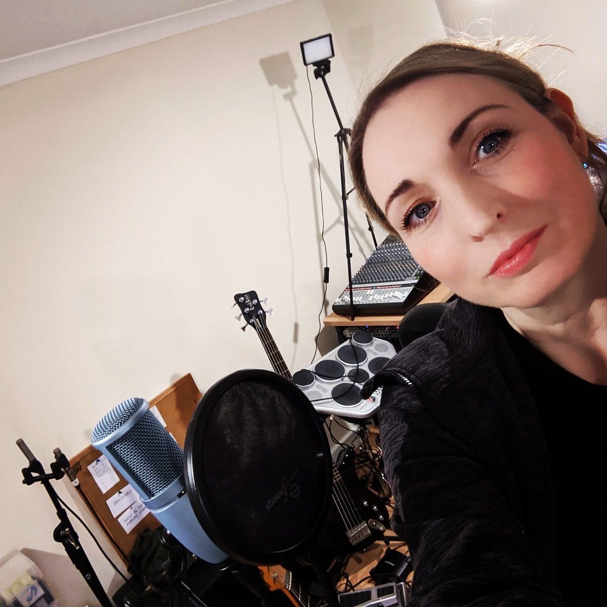 heleniagray's tweet photo. Been busy in the studio this weekend recording an accoustic cover version for @Radio_WIGWAM. Great fun, can't wait for you to see ๐โค๏ธ๐ง๐๏ธ๐ต๐. #radiowigwamlockdownlounge #keepmusicinmind #musician #Musicstillmatters https://t.co/Seoijdth49