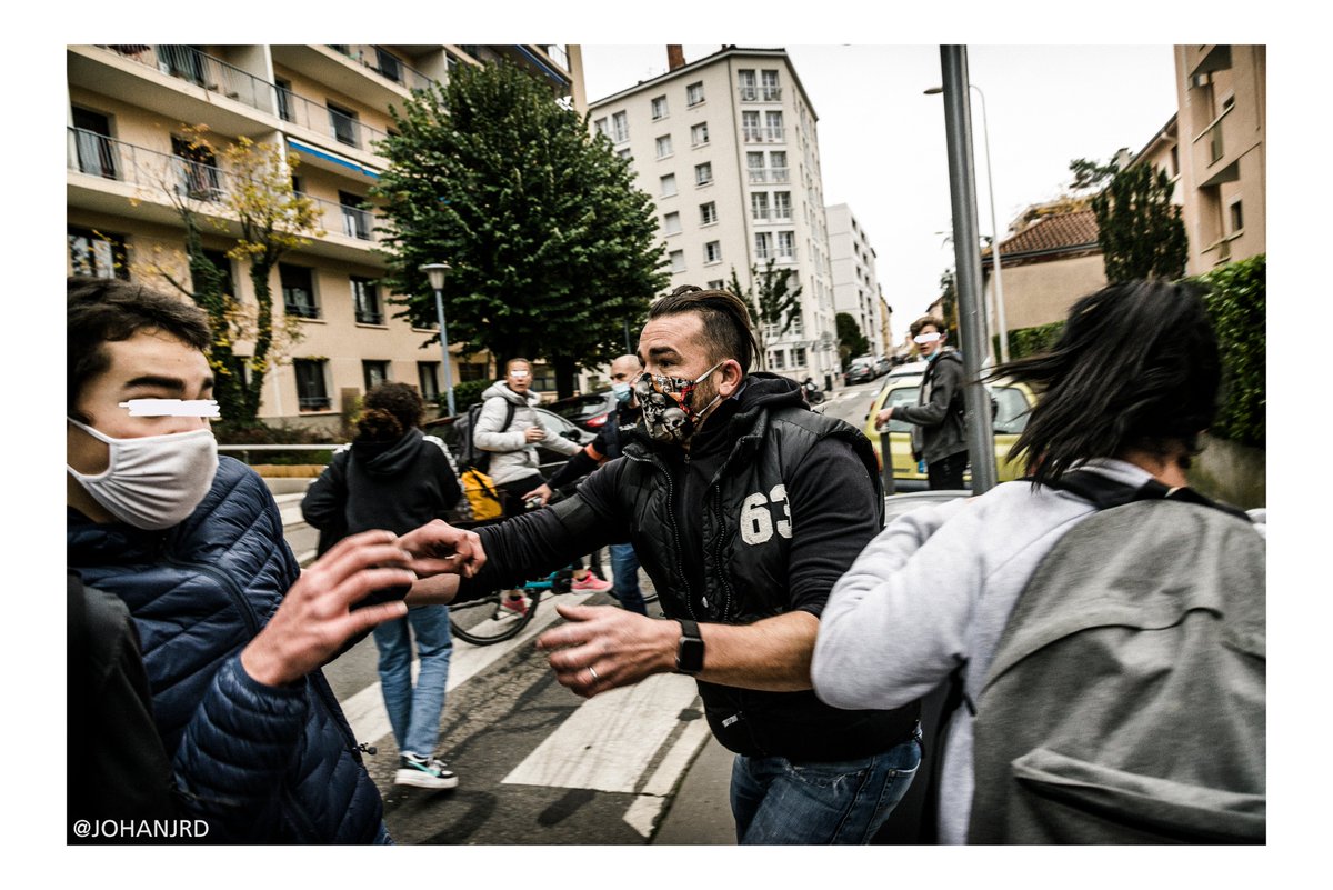 Pas très covid cette interpellation. Le policier de la bac qui m'avait violenté quelques dizaines de minutes avant interpelle un jeune. On remarquera le goût particulier pour son masque. #blocus  #BlocagesLycees  #lycee  #COVID19