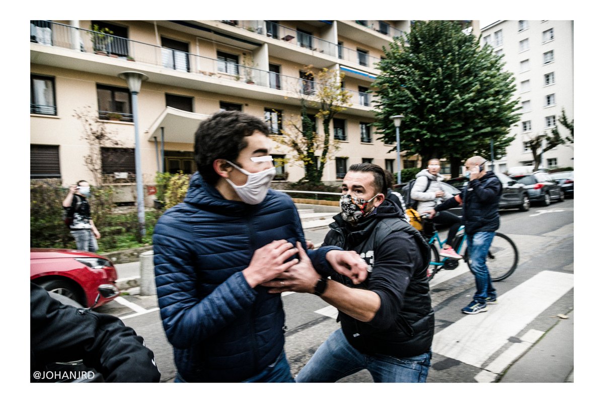 Pas très covid cette interpellation. Le policier de la bac qui m'avait violenté quelques dizaines de minutes avant interpelle un jeune. On remarquera le goût particulier pour son masque. #blocus  #BlocagesLycees  #lycee  #COVID19