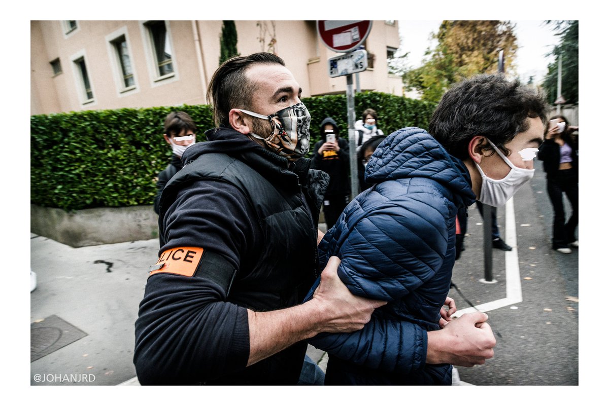 Pas très covid cette interpellation. Le policier de la bac qui m'avait violenté quelques dizaines de minutes avant interpelle un jeune. On remarquera le goût particulier pour son masque. #blocus  #BlocagesLycees  #lycee  #COVID19