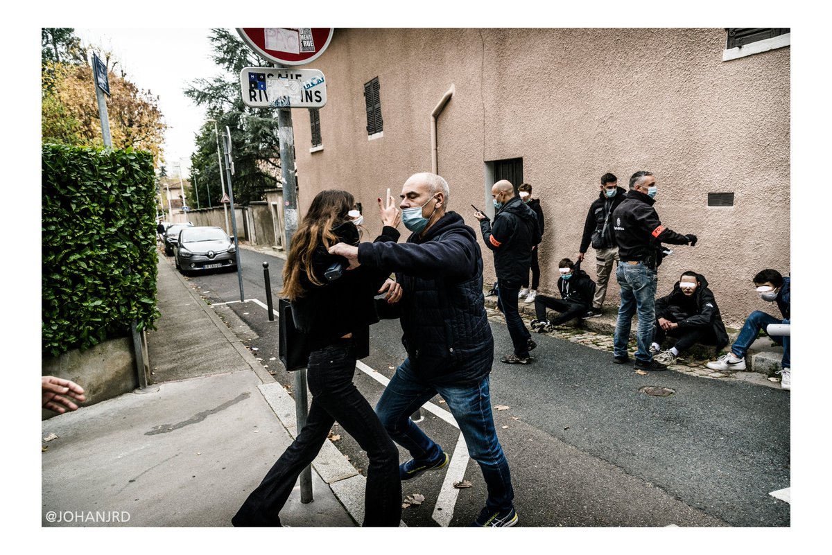 Nombre de  http://xn--lycen-dsa.nelycéen.ne&nbsp;.s sortent leurs smartphones pour enregistrer et diffuser les évènements qui se déroulent sous leurs yeux. Iels seront intimidé.e.s, menacé.e.s et certains policiers iront même au contact. #blocus  #BlocagesLycees  #lycee  #COVID19