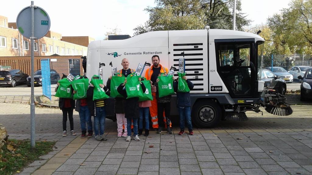 Vandaag een bezoekje gebracht aan basisschool De Koppeling in #Pendrecht. Wat een feest om deze kinderen wat te leren over #schoon #heel #veilig <a href="/rotterdam/">Gemeente Rotterdam</a>.  <a href="/Pendrecht_/">LikejeWijk Pendrecht Zuidwijk</a>  <a href="/POL_Charlois/">Politie Basisteam Charlois</a> <a href="/Stadsbeheer010/">Stadsbeheer010</a> ^LvB