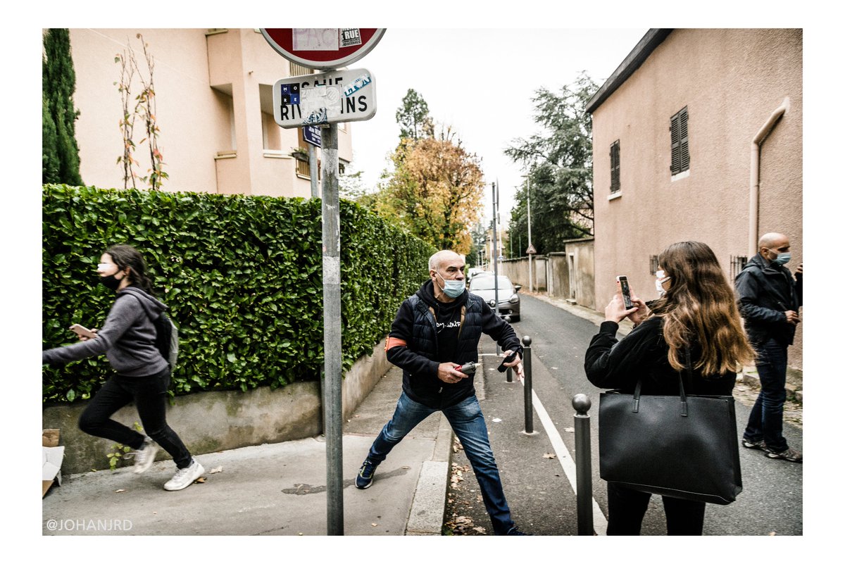 Nombre de  http://xn--lycen-dsa.nelycéen.ne&nbsp;.s sortent leurs smartphones pour enregistrer et diffuser les évènements qui se déroulent sous leurs yeux. Iels seront intimidé.e.s, menacé.e.s et certains policiers iront même au contact. #blocus  #BlocagesLycees  #lycee  #COVID19