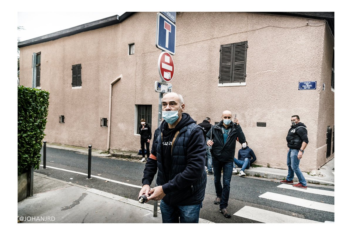 Nombre de  http://xn--lycen-dsa.nelycéen.ne&nbsp;.s sortent leurs smartphones pour enregistrer et diffuser les évènements qui se déroulent sous leurs yeux. Iels seront intimidé.e.s, menacé.e.s et certains policiers iront même au contact. #blocus  #BlocagesLycees  #lycee  #COVID19