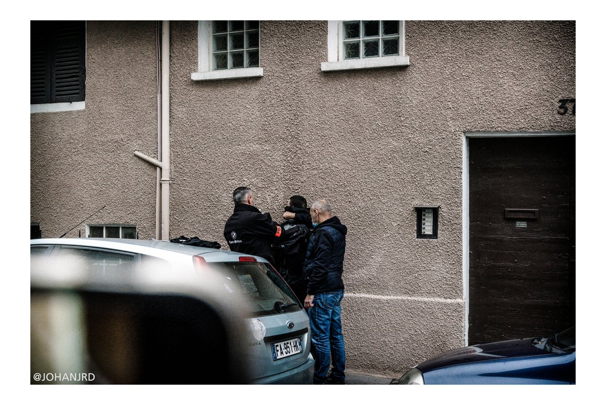 Après la petite course poursuite, ce seront 3 jeunes qui seront embarqués par la police.  #blocus  #BlocagesLycees  #lycee  #COVID19
